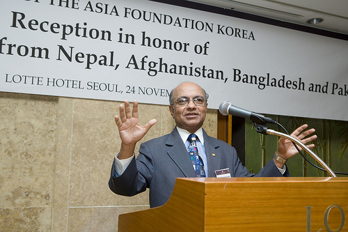 KOconf2 Kul Chandra Gautam, former Assistant Secretary-General of the United Nations and former Deputy Executive Director of UNICEF, delivers a presentation at The Asia Foundation's conference on Korea’s aid strategy.