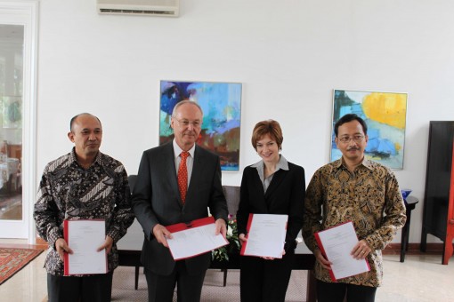 RobinDutchgrant Royal Danish Ambassador to Indonesia Borge Petersen (second left) with Transparency International Indonesia Secretary General Teten Masduki (left), The Asia Foundation's Country Representative in Indonesia Robin Bush (second right) and Kemitraan (Partnership for Governance Reform) Executive Director Wicaksono Sarosa (right) during a ceremony held at his residence.