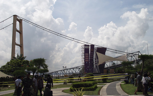 Indonesiabridgecollapse Kutai Kertanegara bridge collapse