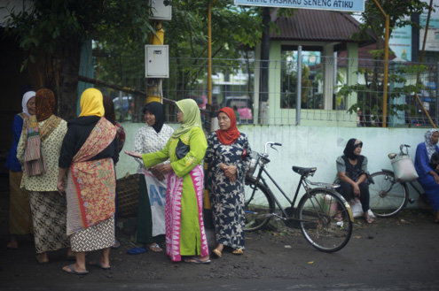 ID-Ted Alcorn Indonesian women at a school