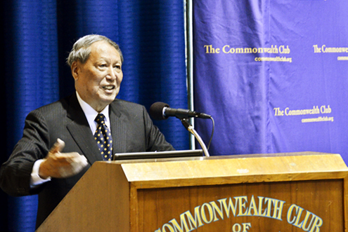 Economist Cheng Siwei addressing the Commonwealth Club in San Francisco, 2011. Photo/Oliver Petzold