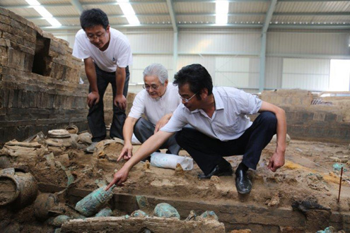 Preeminent Chinese archaeologist and Williams’ Fellow Li Zebin shows pieces from the excavation he helped lead on one of the most important archaeological discoveries in China in recent years.