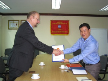 Asia Foundation’s country representative for Vietnam, Michael DiGregorio, receives the office’s new certificate of registration from the People’s Aid Coordinating Committee, a focal point of MOFA for relations with INGOs in Vietnam, on April 25, 2014 in Hanoi.