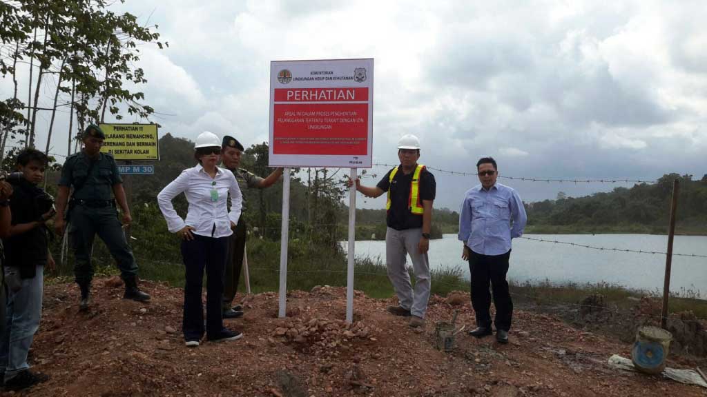 The Ministry of Environment and Forestry visits a mine site in Samarinda. Photo/JATAM