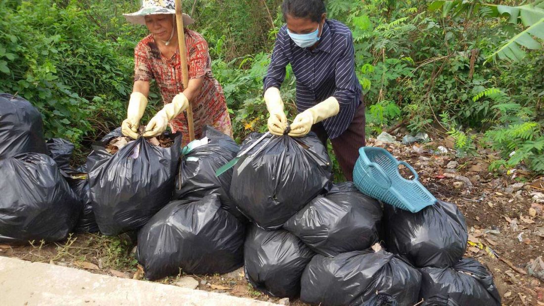 Community residents participated in garbage collection in their neighborhoods as part of a campaign to improve waste management in Phnom Penh.