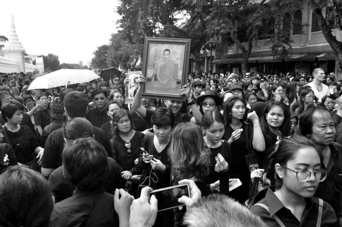 Crowds mourn the death of King Bhumiphol Adulyadej. Photo/Flickr user Pablo Andrés Rivero