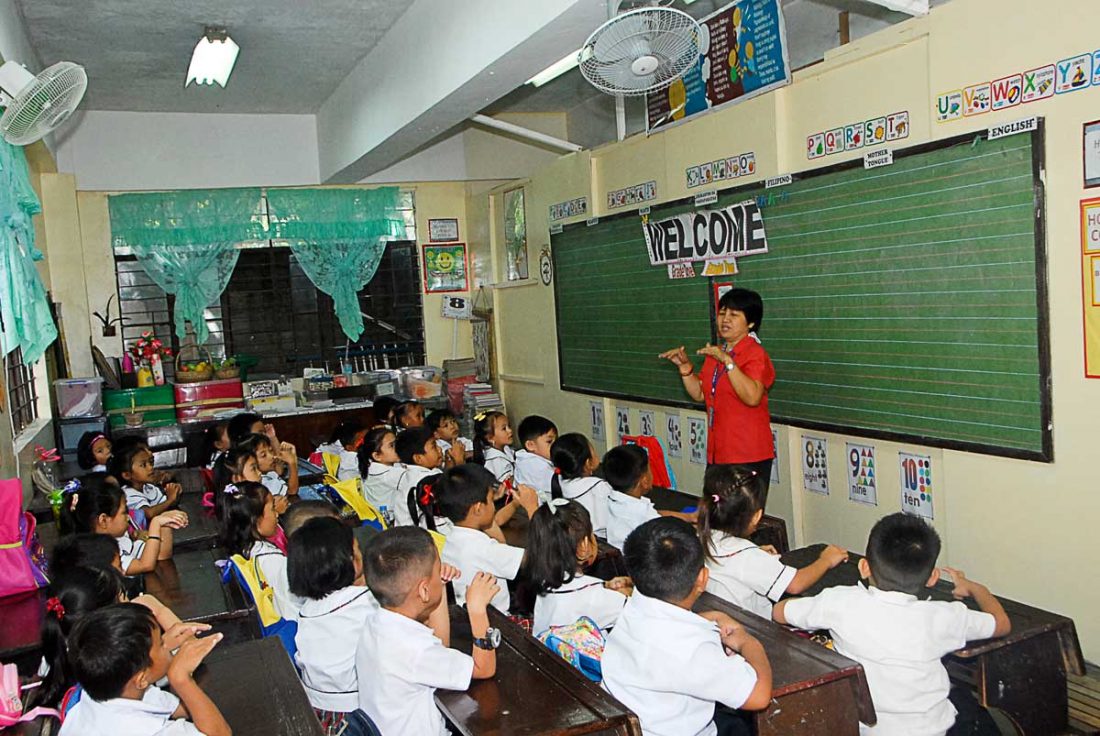 Congested classroom in the Philippines 