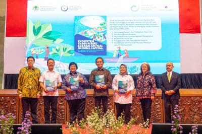 Study launch participants from left to right: Hasan Wirajuda, former Minister for Foreign Affairs and founder of IOJI, Sakti Trenggon, Minister for Maritime Affairs and Fisheries,Siti Nurbaya, Minister for Environment and Forestry, Hartono, Head of the Peatland and Mangrove Restoration Body, Nani Hendiarti, Deputy for Coordination of Environment and Forestry Management, Hana Satriyo, Country Representative, The Asia Foundation, and Mas Ahmad Santosa, CEO, Indonesia Ocean Justice Initiative