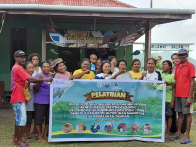 Training on the curation of mangrove derivative products for KUPS Sinyalep in Friwen Village aims to improve quality, add value, and increase the competitiveness of mangrove-based products to be ready for the local market. (create by PKPRA – Friwen April 2026)
