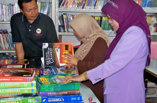 Teachers select new textbooks from Books for Asia