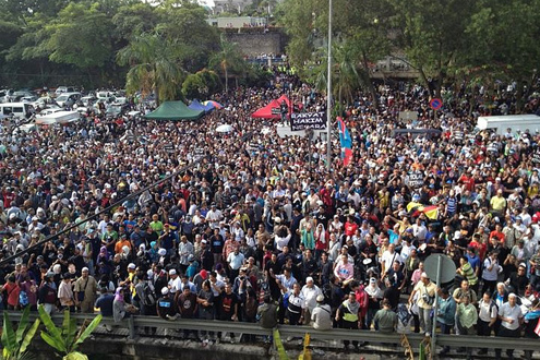 AnwarRally Supporters of Anwar Ibrahim rally in front of Malaysia's High Court