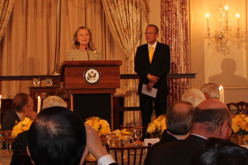 Aquino with Hillary Clinton
