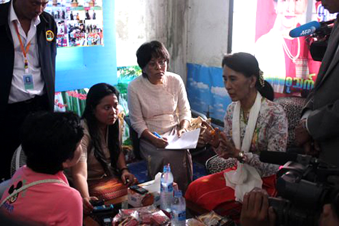 Aung San Suu Kyi meets with migrant workers, journalists, event organizers, and local politicians at the Migrant Workers Rights Network (MWRN) office in Mahachai, Thailand. Photo: Perla E. Parra De Anda
