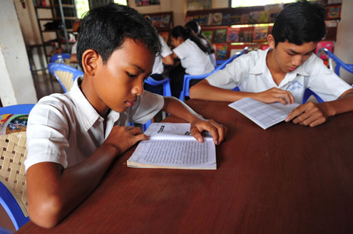 CambodiaReaders Cambodian students reading books.