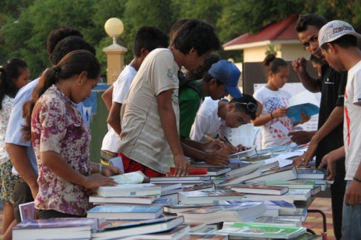 People look through a book exhibition before watching the film screening of One Day On Earth Photo by Sandra Magno UNDP (6)