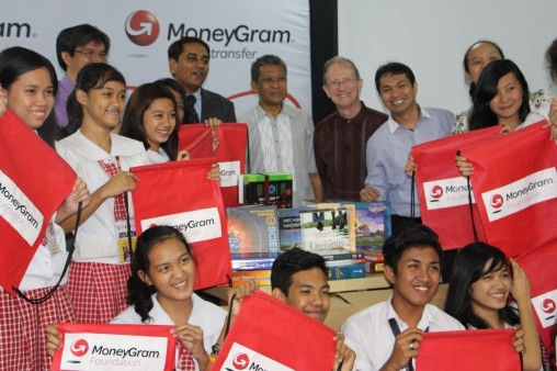 MoneyGram executives and The Asia Foundation’s Dr. Steven Rood and Reynald Ocampo distribute books to Rizal High School in Pasig City.